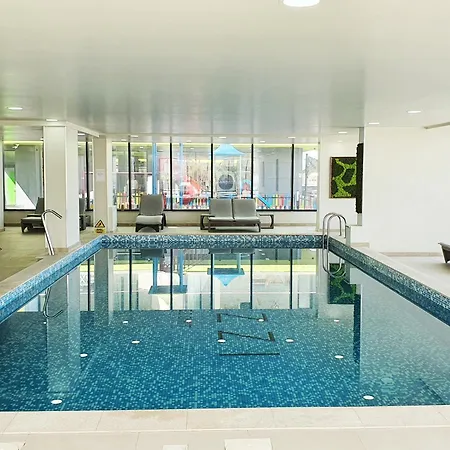 Onyx Breeze - Pool & Apartment