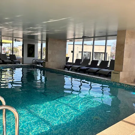 Onyx Breeze - Pool & דירה