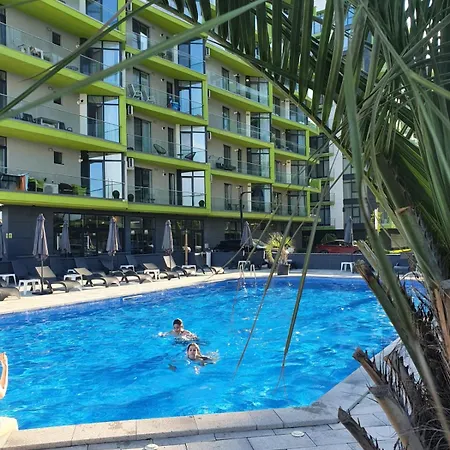 Onyx Breeze - Pool & アパート *