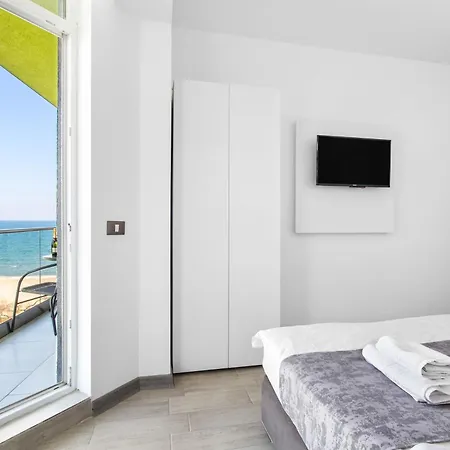 Onyx Breeze - Pool &